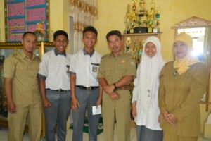 Tiga Orang Siswa SMAN 1 Takengon yang Menang dalam Penulisan Essay Otonomi Daerah Berfoto Bersama Kepala Sekolah dan Guru Pembimbing (Lintas Gayo | Rheny Fharina)