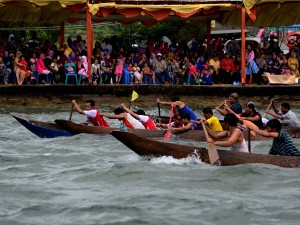 Tim dayung perahu tradisional saling beradeu kecepatan di Pante Menye Bintang. (Lintas Gayo | Muna Ardi)