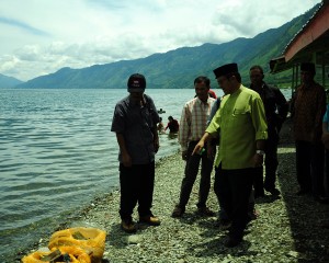 Wabup Aceh Tengah, Drs. H. Khairul Asmara saat mengunjungi penyelam Gayo Diving Club (GDC) saat memungut sampah di dasar Danau Lut Tawar 2013. (Lintas Gayo | Muna)