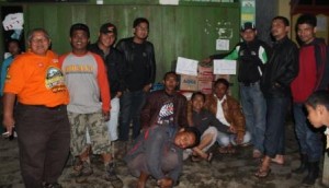 Gayo Fourwheelers community (GFC) menyerahkan bantuan sembako kepada korban banjir. (Lintas Gayo | Maharadi)