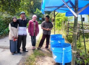 Dewan juri sedang berdiskusi dengan salah seorang warga kampung kelitu di lokasi tempat pembuangan sampah buatan masyarakat bersama para mahasiswa UGP yang sedang ikuti KPM di desa tersebut. (Lintas Gayo | Ist)