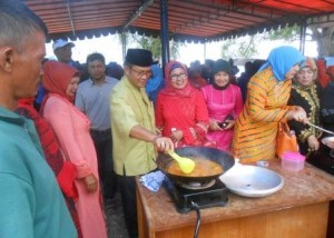 Demo memasak masakan khas Gayo. (Lintas Gayo | Darwin)