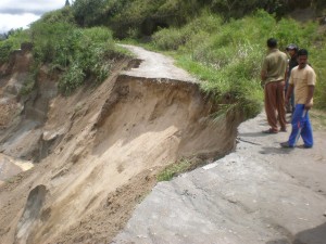 Jalan putus akibat longsor. (Lintas Gayo | Ist)