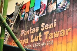 Persiapan panggung pentas seni di gedung Gentala Takengon (Lintas Gayo | LG003)