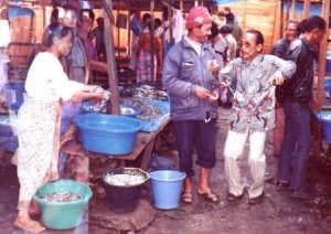 To'et, saat bersama warga di pasar tardisional Takengon. (foto ; koleksi Mahjasa Budi)