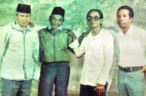 To'et (dua dari kanan) dan rekan-rekannya. (foto repro Lintas Gayo | Kha A Zaghlul)