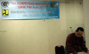 Penguji UKW jenjang Madya Marah Sakti Siregar sedang memeriksa hasil kerja wartawan Aceh.(Lintas Gayo | Dok.Diklat PWI Aceh)