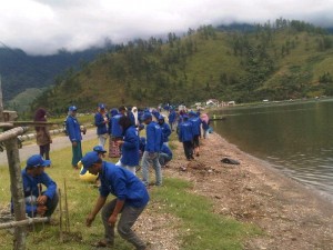 Penyisiran sampah dan penanaman pohon di Pante Menye Bintang. (Lintas Gayo | Uan)