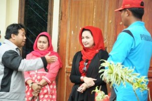 Yuli Wahid (dua dari kanan) saat bersama sejumlah pengurus Purna Paskibraka Aceh Tengah 3 April 2013 silam. (Lintas Gayo | Kha A Zaghlul)