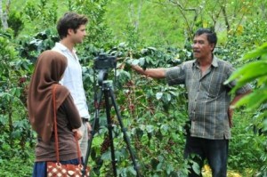 Seorang wisatawan mancanegara di salah satu kebun kopi di Atu Lintang Aceh Tengah. (Lintas Gayo | Kha A Zaghlul)