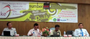 Dari kanan, Prof. Dr. Syahrizal Abbas, MA, Maimun Saleh, Moderator, Yarmin Dinamika.(Lintas Gayo | Zuhra)