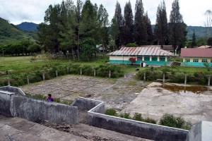 kolam renang tampak belakang