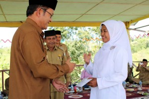 Wabup Aceh Tengah, Khairul Asmara, menyerahkan dana pembinaan pengajian Fuspita di Kecamatan Ketol (23/5/2013).(Lintas Gayo | Mahbub Fauzie)