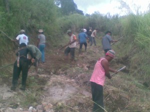 Warga Serembah Bergotong Royong, Foto diambil sebelum Terjadi Gempa, Foto direkam Oleh LG-Edi Saputra