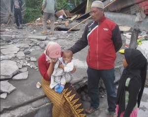 Korban yang kehilangan rumah, rata dengan tanah  akibat gempa 2 Juli 2013 (Foto Ados)