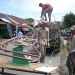 Bisnis besi bekas, mobil pikap asal Bireuen siap membeli besi bekas sisa bongkaran rumah yang rubuh akibat gempa (Foto : Muhammad Syukri)