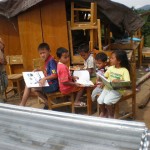 Siswa SDN 10 Kute Panang Aceh Tengah membaca di ruang terbuka, ditengah teriknya sinar matahari. (Foto : Muhammad Syukri)