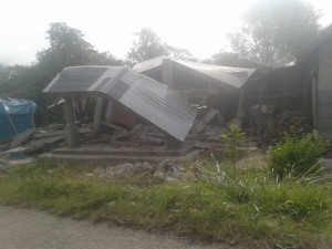 Rumah rubuh akibat gempa di Desa Cang Duri  Kec. Ketol (LG)