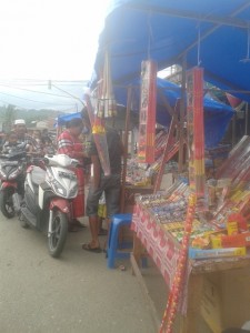 Pedagang Mercun dan Petasan di Seputaran Kota Gayo Lues (Foto direkam 14/07). LG