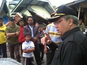 Bupati Aceh Tengah Ir. H Nasaruddin, MM saat meninjau langsung Lokasi Bencana Gempa Gayo (Foto Mhd)