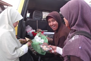 Anggota PKS sedang membagikan makanan berbuka puasa (foto:Rls)