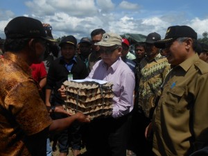 Gubernur Aceh Menyerahkan bantuan kepada kepala Desa Cekal baru di dampingi Bupati Bener Meriah