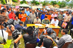 Konperesi Press di Lapangan Setdakab Aceh Tengah Senin pagi 8 Juli 2013 (Foto LG Edy )