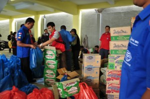 Sejumlah karyawan BRI sedang memuat barang bantuan bagi korban bencana gempa gayo, di BRI Cabang Takengen, Kamis (4/7/2013). wyra