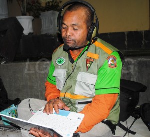 Mahdi  yang memegang Call Sign JZ 01 GMD sedang berkomunikasi melalui ROOM Indonesia (Foto Zan.KG)