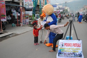 seorang anak bersama orang tuanya memberikan sumbangan (ZK)