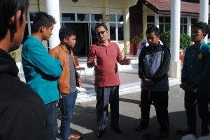 Mahasiswa Gayo Perantaun sedang medengan penjelasan Wakil Bupati Aceh Tengah Drs. Khairul Asmara, MM