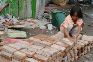 Kumpulkan sisa bgunan yang dapat digunakan 