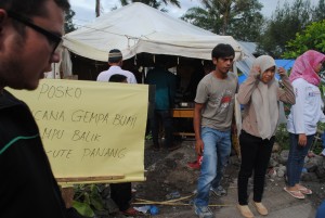 Gerakan Mahasiswa Gayo langsung mendistribusikan Bantuan Ke warga Korban gempa Gayo Foto direkam Minggu, 7 Juli 2013 (Zan.KG)