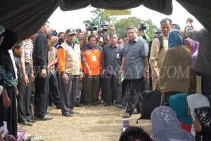 Presiden Susilo Bambang Yudhoyono bersama Ibu Negara Ani Yudhoyono mengunjungi lokasi pengungsian Posko Gempa Gayo, Kecamatan Ketol Aceh Tengah, Selasa siang 9 Juli 2013