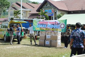 Salurkan bantuan 100 selimut tahap ke II PT ASKES Peduli Gempa Gayo, Foto diremakm Jum'at 12 Juli 2013