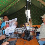 Para kuli tinta sedang sibuk membuat laporan  Gempa Gayo dan sebagaian lagi beristirahat sambil menunggu laporan wartawan lainya dari Lapangan (Foto.Zan.KG)