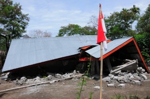 Bendera Merah Putih berdiri Tegak di ruruntuhan rumah (LG-Eed)