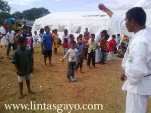 Zul MD sedang memberikan Aba-aba Kepada anak-anak di pengungsian (wyra)