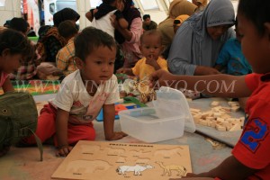 Anak-anak bermain ceria di pengungsian Foto direkan Kamis 10 Juli 2013 (MHd)