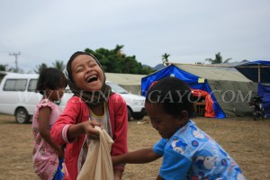 Anak-anak ceria di pengungsian Foto direkan Kamis 10 Juli 2013 (MHd)