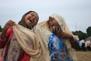 Anak-anak bermain ceria di pengungsian Foto direkan Kamis 10 Juli 2013 (MHd)