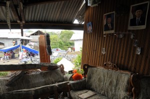 Gambar Pasangan Presiden RI SBY  dan Budiyono Masih menempel di didnding rumah warga yang hancur akibat Gempa Gayo (Foto LG Ozi Ramadhan)