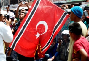 Bendera bulan bintang di bakar pasca diturunkan dari atas pohon cemara di Sp Lima Takengen, Sabtu (27/7/2013) (LG/Iwan Bahagia)