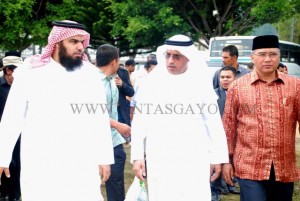 Duta Besar Arab Saudi untuk Indonesia, Mustafa bin Ibrahim Al Mubarat, bersama Bupati Nasaruddin saat meninjau posko gempa Aceh Tengah, Sabtu (27/7/2013). (LG/Jurlis)