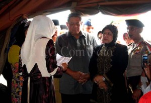 Ermawati korban bencana gempa membacakan puisi di hadapan Presiden RI, Susilo Bambang Yudhoyono dan Ani Yudhoyono, Selasa (9/7/2013), di tenda pengungsian Kampung Kute Gelime, Kecamatan Ketol.(Foto:Konadi)