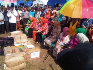 Istri Gubernur Aceh bersama rombongan istri pejabat Aceh saat mengungjungi lokasi pengungsian korban gempa di Kampung Kute Gelime, Kecamatan Ketol. (IA)