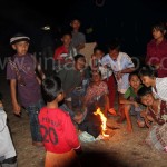 Anak- anak merkumpul di tengah api 'unggun' Pengungsian Kute Gelime (Foto : Idris Bendung)