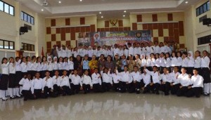 Paskibraka Nasional 2013 berfoto bersama dalam acara pembukaan pelatihan. (foto:ist)