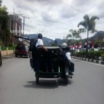 Pelajar di Takengen saat puluang sekolah di atas becak ( Foto : Zan.KG)