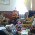 Maryeni Ketua Panwaslu Aceh Tengah sedang beraundiensi dengan Bupati Aceh Tengah. (Foto : TG)